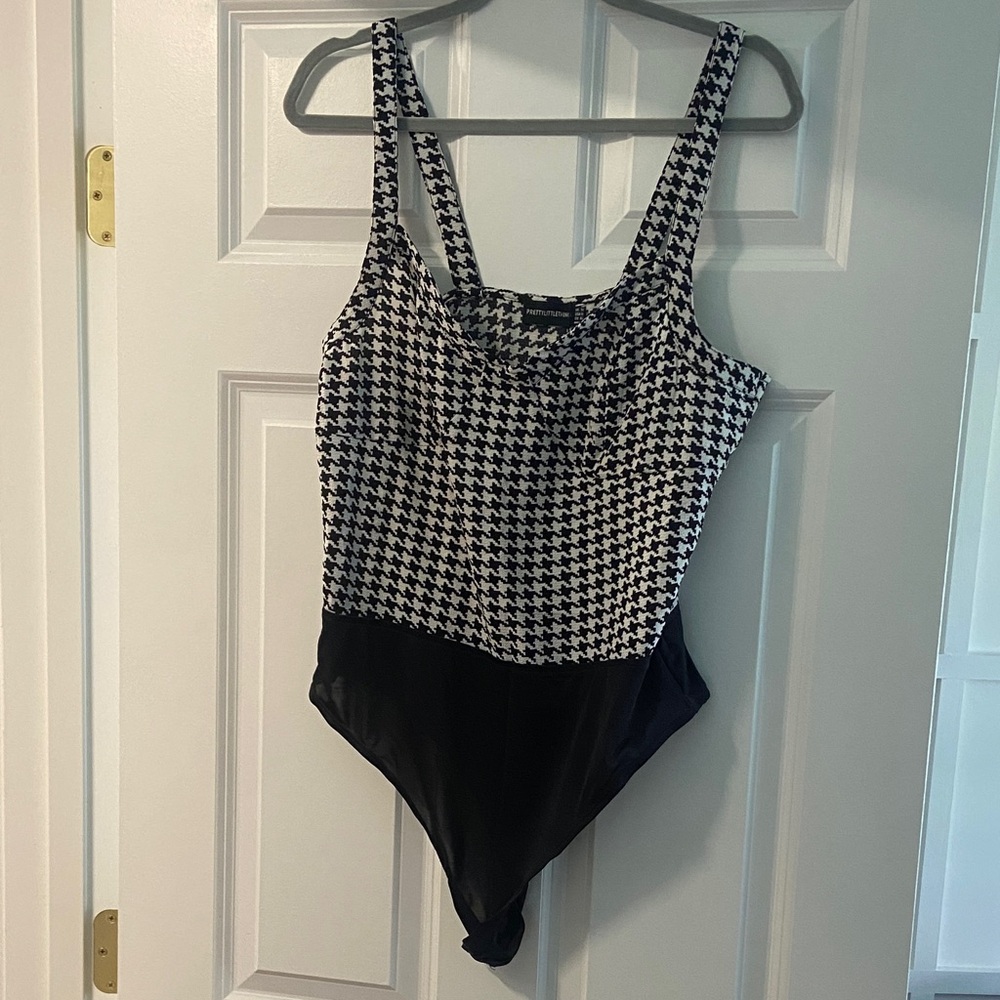 🧡 Women’s PrettyLittleThing Black & White Houndstooth bodysuit
